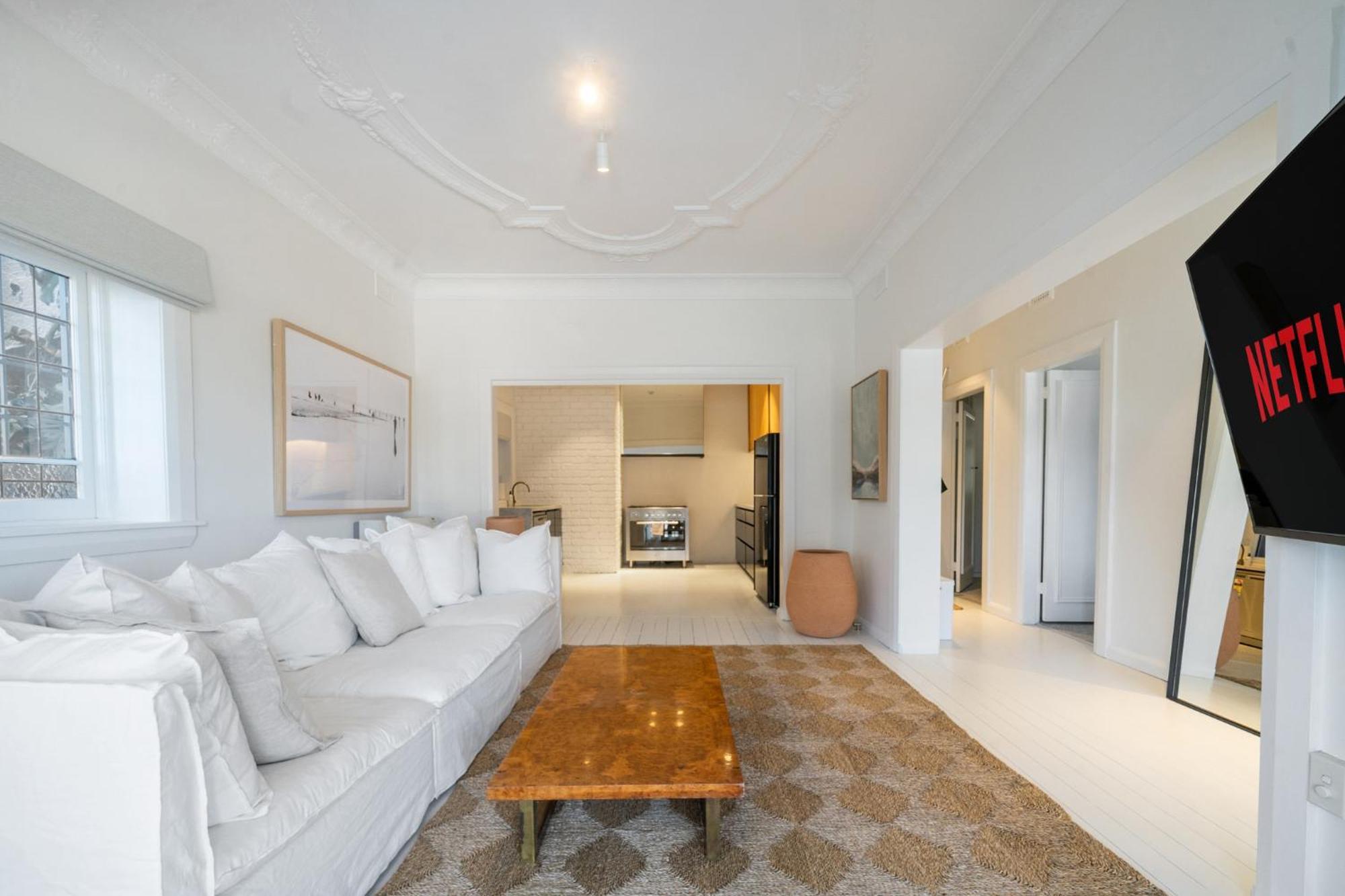 Apartment Executive 2br With Balcony Near Yarranabbe Park Sydney